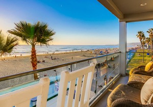 Unbeatable beachfront condo with modern kitchen, balcony & unparalleled sunsets