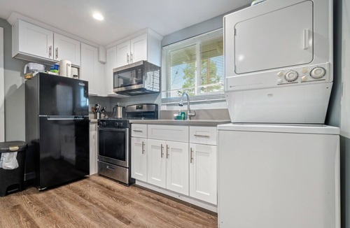 West Hills House | ৎ୭Pentland Way Havenৎ୭ well-equipped kitchenette