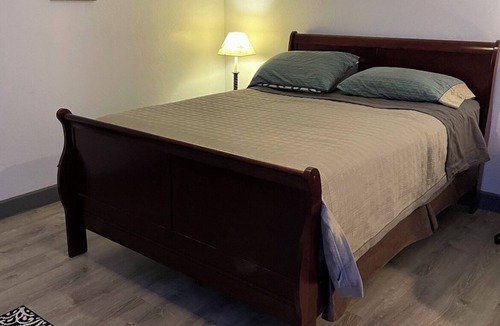 North Mountain Apartment | 1 bedroom apt on 3rd floor. North Central location . Near shops, restaurants.