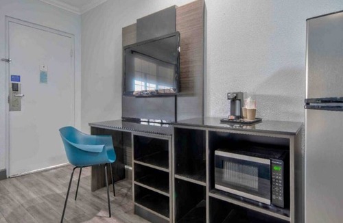 Carousel Apartment | 1 King Bed | Mobil Acc RI Shwr Suite Nsmk