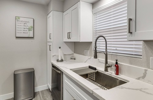 Paradise Apartment | 1 Mi to Unlv & Strip! Modern Vegas Condo