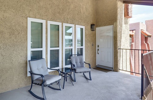 Paradise Apartment | 1 Mi to Unlv & Strip! Modern Vegas Condo