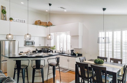 Tatum Square House | $100K+Backyard Paradise: HtdPool+HotTub+FireTable+EV Charger+3Miles toMayoClinic