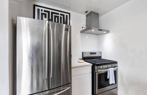 Mid City House | 10mins to Rodeo Drive, 15mins to Venice Modern 4BDR | Shenandoah by AvantStay