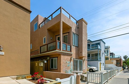 Mission Beach House | >130 FIVE STAR REVIEWS FOR A REASON. 1700sf 3br/3ba, A/C, 20 yds to Ocean.