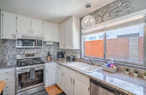 Green Valley North House | 15 Min to STRIP, Heated Pool, BBQ, 4BR, Pool Table