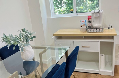 Silver Lake Apartment | 1BD Cul-De-Sac Retreat in SilverLake. Private Stay in a Prime Location.