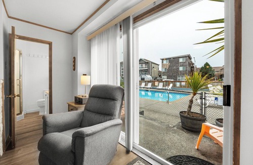 Seaside Cottage | 2 Bdrm Beachside/Poolside Condo, Tides by the Sea, Great for family's - Unit 126