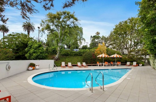 Downtown Los Angeles Apartment | 2-bed, pool + parking, views of Echo Park Lake, walkable area, remote working.