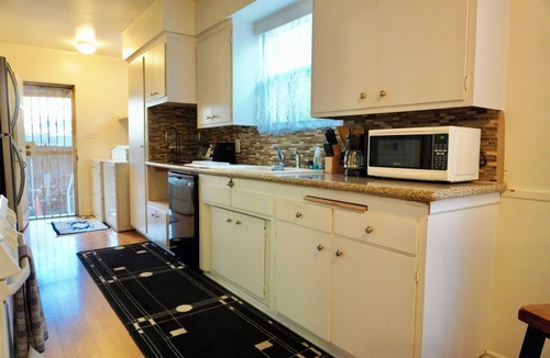 Mid-Wilshire House | 2-Bedroom, 1 Bathroom House in Central LA, in Safe, Suburban Neighbourhood