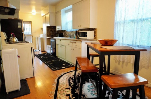 Mid-Wilshire House | 2-Bedroom, 1 Bathroom House in Central LA, in Safe, Suburban Neighbourhood