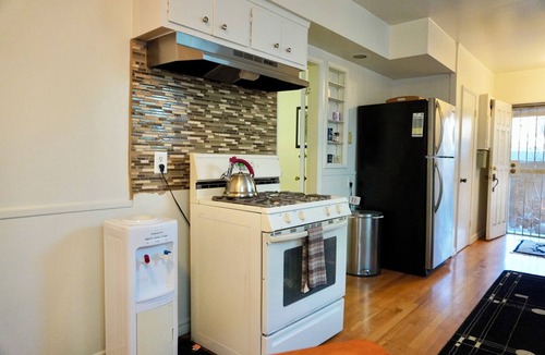 Mid-Wilshire House | 2-Bedroom, 1 Bathroom House in Central LA, in Safe, Suburban Neighbourhood