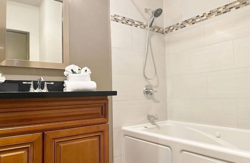 Torrance Hotel | 2 Business-ready Deluxe Double Room near Torrance Hubs and Beaches.