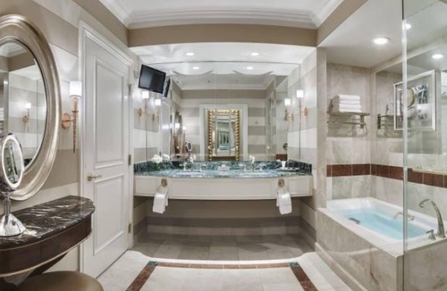 Las Vegas Hotel | 2 Connecting Suites at a 5⭐️ Hotel