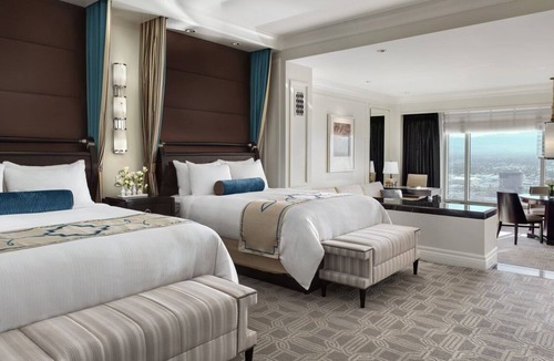Las Vegas Hotel | 2 Connecting Suites at a 5⭐️ Hotel