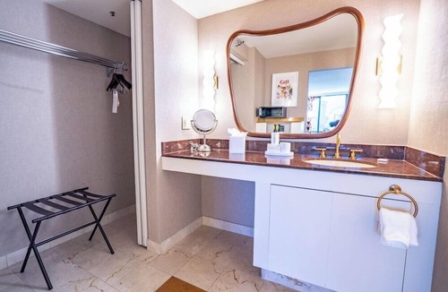 Las Vegas Hotel | 2 Connecting Suites at a 4⭐️ Hotel