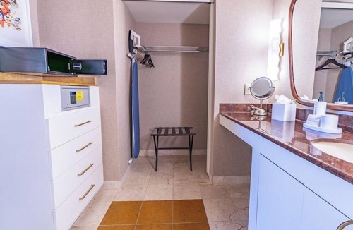 Las Vegas Hotel | 2 Connecting Suites at a 4⭐️ Hotel