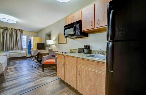 Lenexa Hotel | 2 Convenient Studios w/Kitchenette | Pets Are Allowed | Oak Park Mall - 2.4 mi