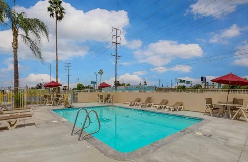 San Bernardino Apartment | 2 Full Beds | Smoking