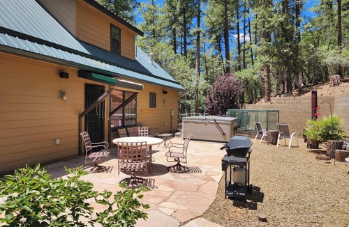 Groom Creek Cabin | 2 King 1 Queen hot tub 3-bedroom cabin in Groom Creek