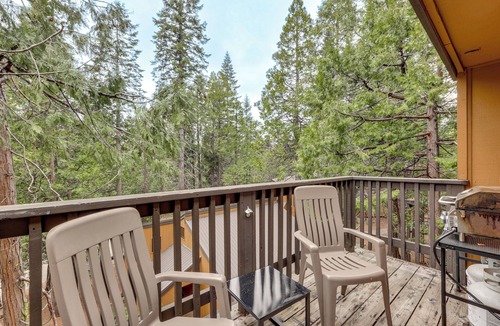 Shaver Lake House | 2 Mi to Dorabella Cove: Dog-Friendly Townhouse!