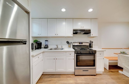 Riverside Apartment | 2 Mi to Dtwn Riverside & Hospital! Family Retreat