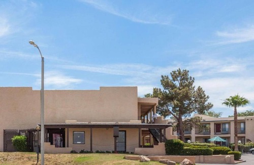 Barstow Apartment | 2 Queen Beds|Non-Smoking