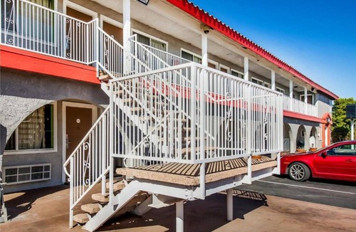 Ridgecrest Apartment | 2 Queen Beds Non-Smoking