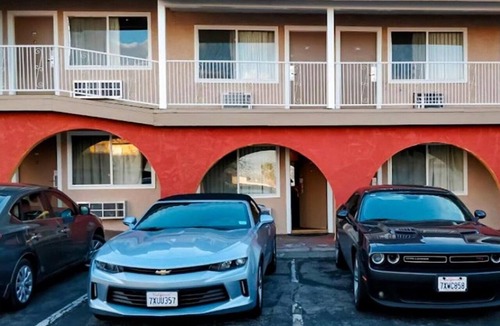 Ridgecrest Apartment | 2 Queen Beds Non-Smoking