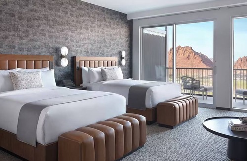 Ivins Hotel | 2 Sophisticated Suites Ideal for Family Stays - Your Serene Weekend Escape