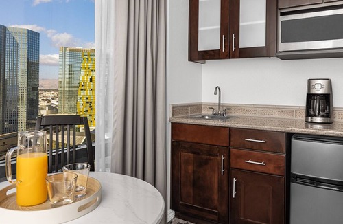 Las Vegas Resort | 2025 F1 Race Spacious 3 bedroom resort on course