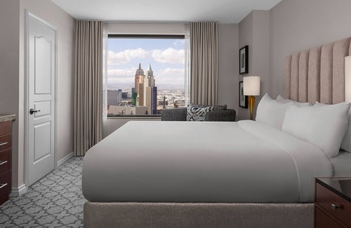Las Vegas Resort | 2025 F1 Race Spacious 3 bedroom resort on course