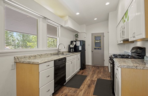Flagstaff House | 2bd/2ba with A/C Near Downtown, Trails, NAU & Hwy to Canyon