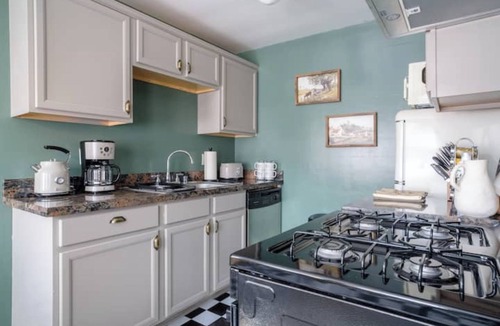 Pasadena Apartment | 2BR 2Bath Retreat Close to Old Town Pasadena, Caltech & Old Town king size bed!