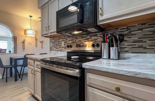 Newlife House | 3 bd in 55+ community on north golf course in Sun City AZ with golf cart rental