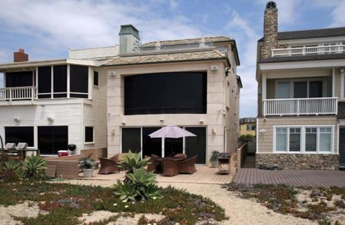 Sunset Beach House | 3 Bedroom 2 Bath Beachfront Home
