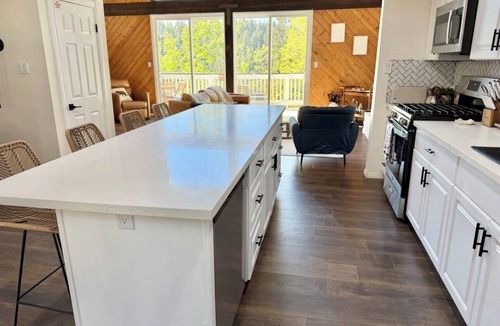 Arrowhead Villas Cabin | 3-bedroom cabin in Lake Arrowhead w/Forest View/EV Charger/Pet Friendly!