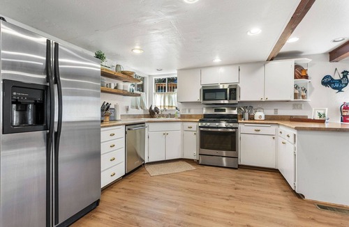 Arrowhead Villas Cabin | 3-bedroom cabin in Lake Arrowhead: hot-tub, forest view, pet-friendly