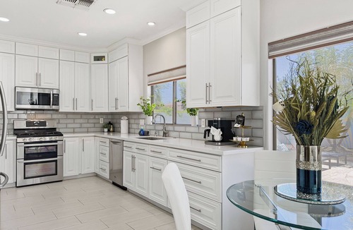 Queenland Manor House | 3 King Rooms, Sleeps 12 Heated Pool, Waterslide Paradise! 30 Night Min.