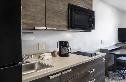 Seven Hills House | 3 Pet-Friendly Rooms Near Hidden Falls Park & Amargosa Trailhead