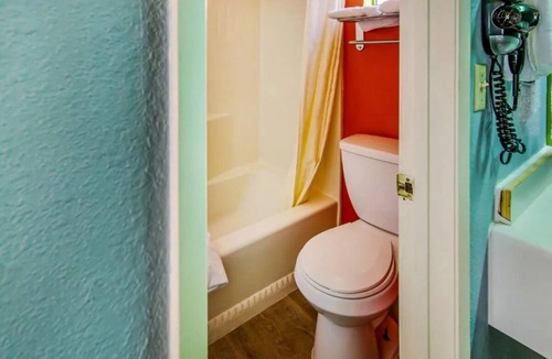 Ridgecrest Hotel | 3 Quiet & Budget-Friendly Rooms Near Parks & Restaurants - Perfect for a Stroll