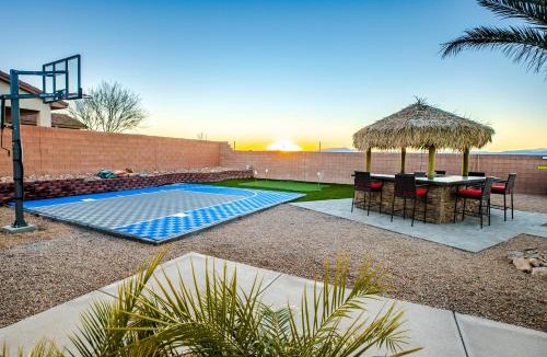 Foothills House | 3400 SqFt House W/40Ft Heated Pool/Spa- Strip View