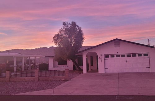 Bullhead City House | 3BR/2BA Family home- Pet Friendly, Under 1 mile to Boat Ramp