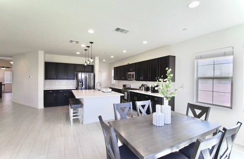 Henderson House | 3BR Cozy Casa on Homeward Way｜Pet friendly｜Garage Access｜Wifi #42381