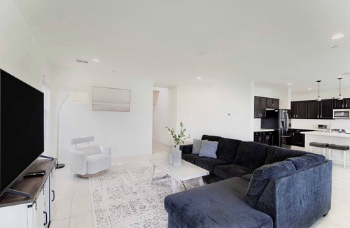 Henderson House | 3BR Cozy Casa on Homeward Way｜Pet friendly｜Garage Access｜Wifi #42381