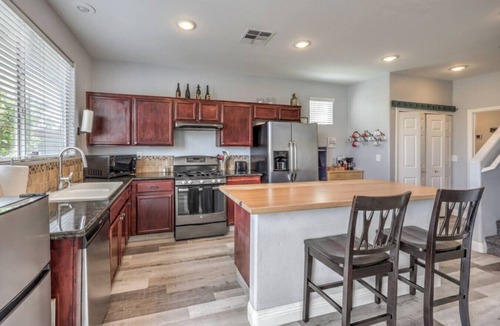 Rhodes Ranch House | 3BR SW Vegas, Projector King Suite, Full Kitchen