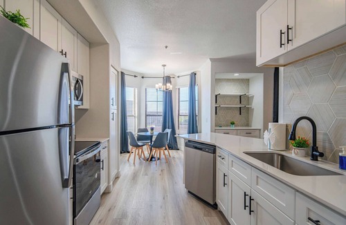 Glendale Sports and Entertainment District Apartment | 3Min To Stadium w/Balcony Pool Gym Parking W/D