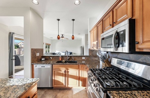 San Tan Valley House | 4 bdrm, resort style backyard private pool/hot tub heat included, putting green