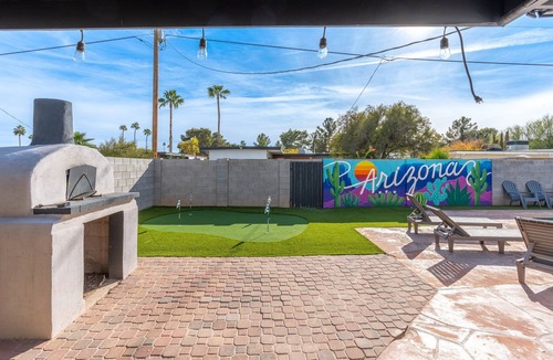 Paradise Valley Village House | 4 Bed Mid Century Modern w/Pool, Putting Green, Wood Fired Pizza Oven, Sleeps 9