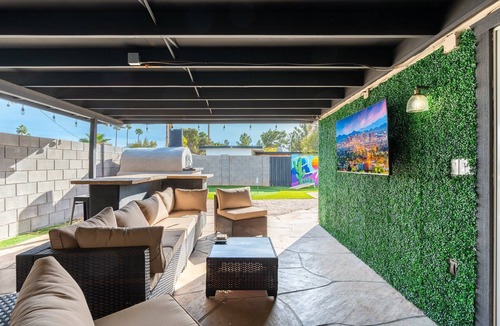Paradise Valley Village House | 4 Bed Mid Century Modern w/Pool, Putting Green, Wood Fired Pizza Oven, Sleeps 9